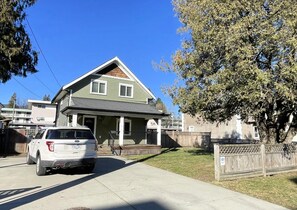 Exterior - James House J&J Chilliwack (Chilliwack)