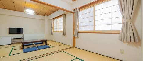 Zimmer im japanischen Stil, Nichtraucher | Daunenbettdecken, Schreibtisch, kostenloses WLAN, Bettwäsche