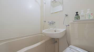 Free toiletries, electronic bidet, towels