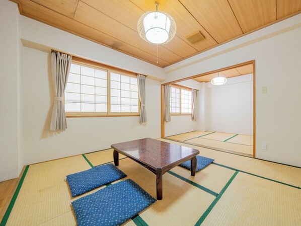 Habitación de estilo japonés, para no fumadores | Edredón, escritorio, wifi gratis y ropa de cama 