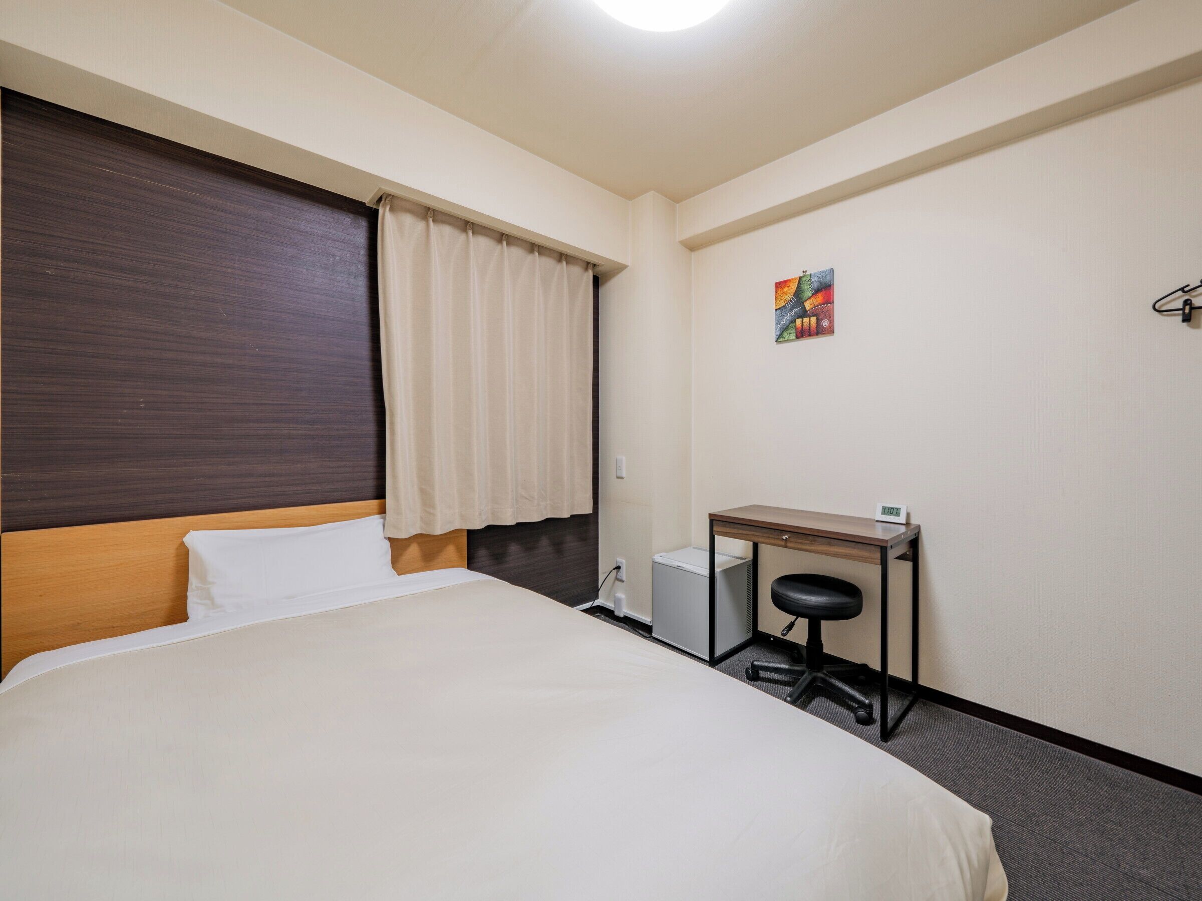 羽毛の掛け布団、デスク、WiFi (無料)、ベッドシーツ