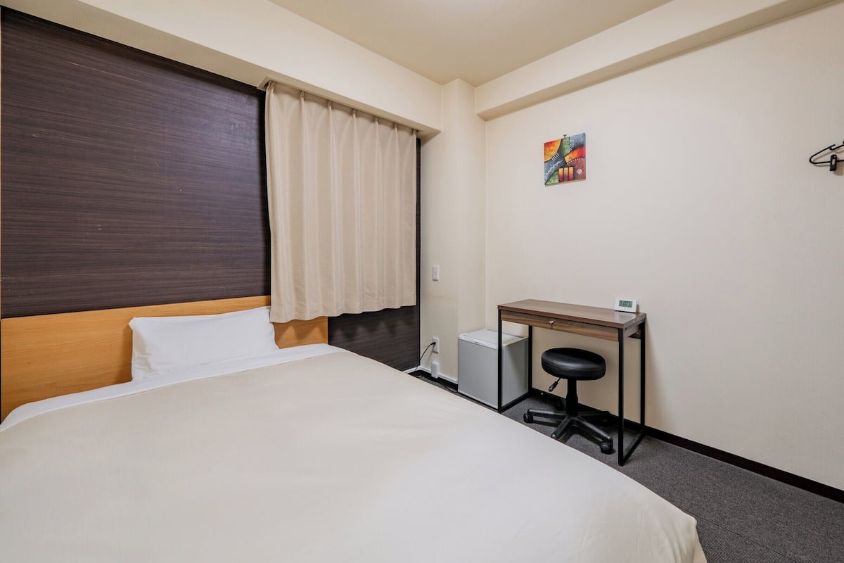 Down comforters, desk, free WiFi, bed sheets