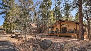 Exterior - Bobcat Bungalow - Quaint, Quiet & Cozy Retreat in Munds Park - Yes, there's A/C! (Munds Park)