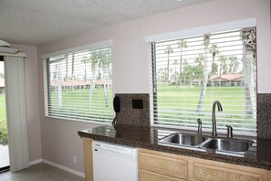 Interior - Charming 3-bedroom townhome with WiFi, fitness room in fabulous Palm Desert (Palm Desert)