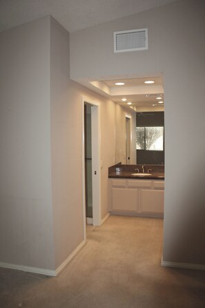 Interior - Charming 3-bedroom townhome with WiFi, fitness room in fabulous Palm Desert (Palm Desert)