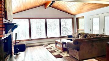 Smart-tv, eldstad, tv-spel och böcker