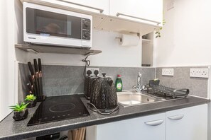 Refrigerador, microondas, horno, placa de cocina