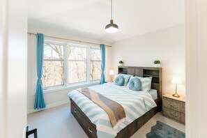 4 bedrooms, desk, iron/ironing board, free WiFi