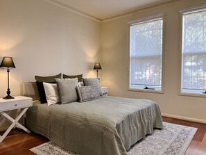 3 bedrooms, iron/ironing board, WiFi, bed sheets - Oriental charming 3-bedroom house in welcoming Saint Peters with AC, WiFi (Saint Peters)