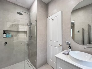 Shower, hair dryer, towels, toilet paper - Oriental charming 3-bedroom house in welcoming Saint Peters with AC, WiFi (Saint Peters)