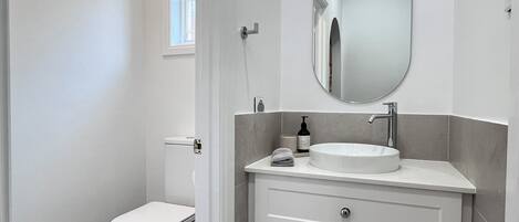 Dutxa, assecador de cabells, tovalloles i paper higiènic