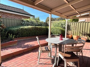 Outdoor dining - Oriental charming 3-bedroom house in welcoming Saint Peters with AC, WiFi (Saint Peters)