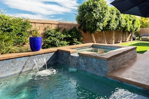 Outdoor pool - Casa Palmillo ~Backyard Oasis  – Salt Water Pool, Spa, & Putting Green! (Indio)