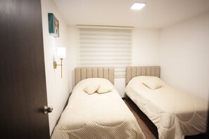 3 habitaciones, tabla de planchar con plancha, wifi y ropa de cama 