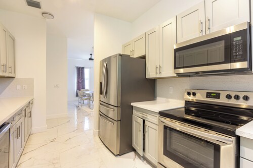 Experience Hollywood
Glamour an exquisite single level 4 bedroom