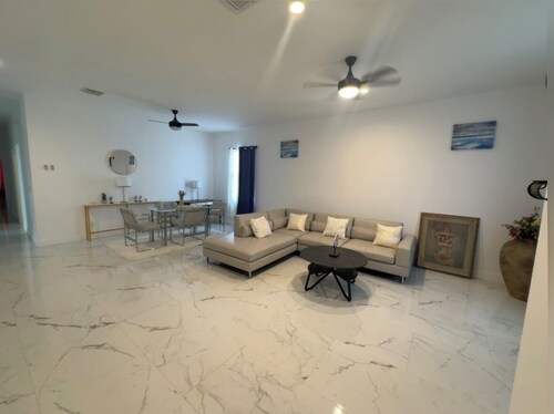 Experience Hollywood
Glamour an exquisite single level 4 bedroom