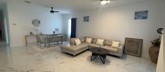 Experience Hollywood
Glamour an exquisite single level 4 bedroom