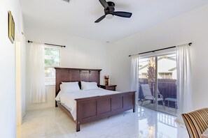 5 bedrooms, in-room safe, desk, iron/ironing board - Experience Hollywood
Glamour an exquisite single level 4 bedroom (Hollywood)