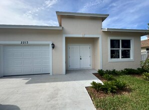 Exterior - Experience Hollywood
Glamour an exquisite single level 4 bedroom (Hollywood)