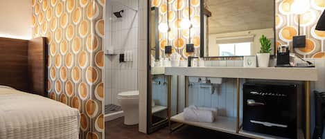 Standard Double Room, 2 Double Beds | Bathroom