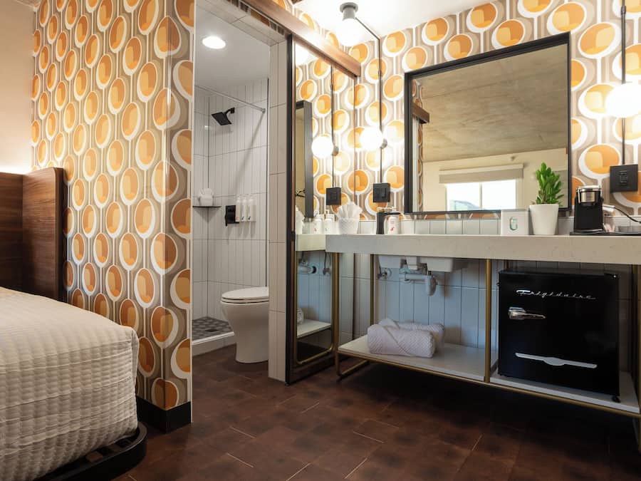 Quarto casal standard, 2 camas de casal | Banheiro | Produtos de toalete de grife, secador de cabelo, toalhas de banho