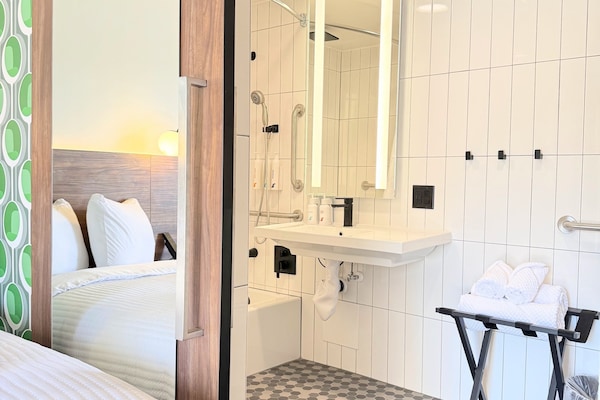 Kamar Twin, 2 Tempat Tidur Twin, akses difabel, lantai dasar | Kamar mandi | Perlengkapan mandi desainer, pengering rambut, handuk, dan sabun