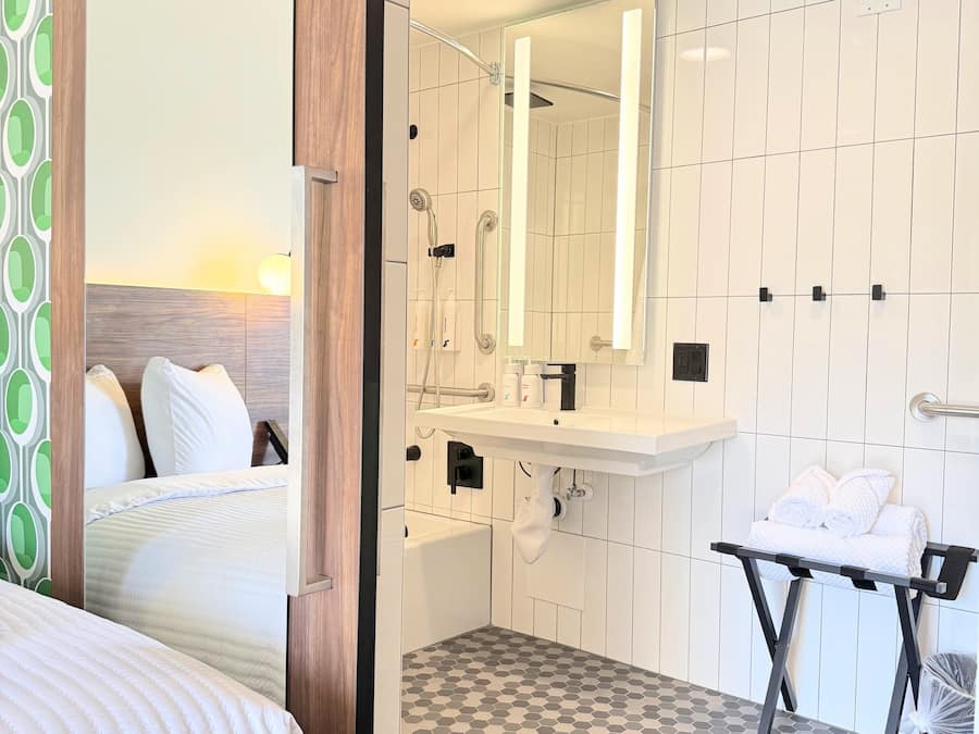 Habitación con 2 camas individuales, 2 camas individuales, con acceso para personas discapacitadas | Baño | Amenidades de baño de diseñador, secadora de cabello, toallas, jabón