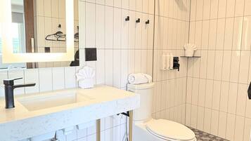 Deluxe Suite, 1 King Bed | Bathroom