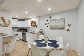 Dining - Simply Serene - Hosted by Moore AI Rentals (Fernandina Beach)