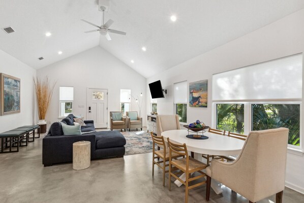 Smart TV - Downtown Cottage - Hosted by Moore AI Rentals (Fernandina Beach)