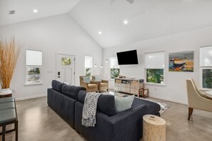 Smart TV - Downtown Cottage - Hosted by Moore AI Rentals (Fernandina Beach)