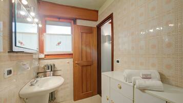 Douche, séchoir à cheveux, bidet, serviettes fournies