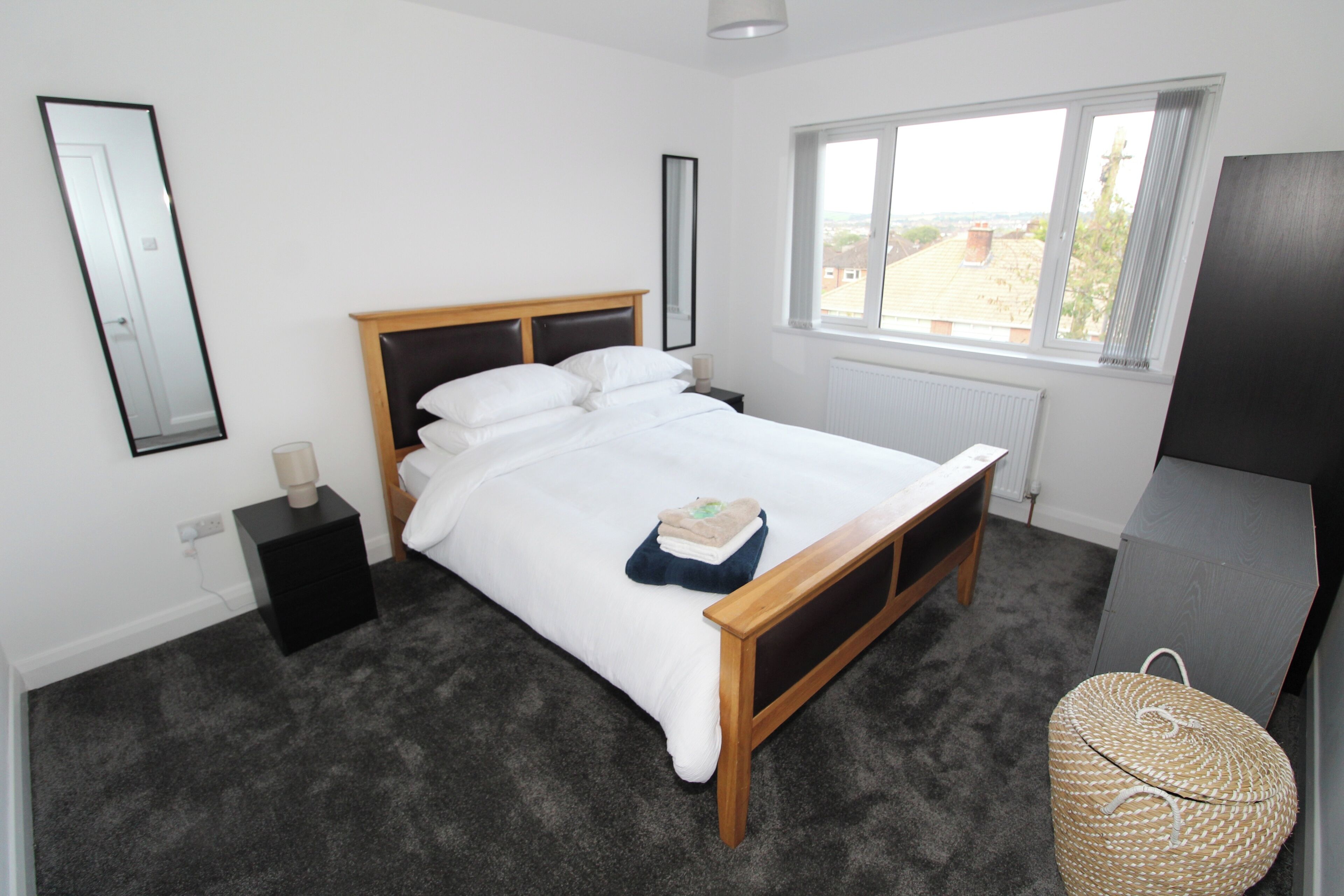 3 slaapkamers, een strijkplank/strijkijzer, wifi, beddengoed