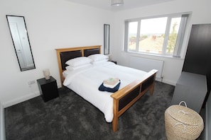 3 makuuhuonetta, silitysrauta/-lauta, Wi-Fi, vuodevaatteet