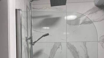 SĂšche-cheveux, serviettes fournies