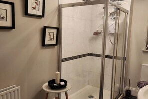 Een douche, een haardroger, handdoeken
