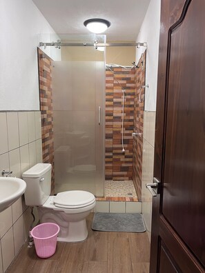 Serviettes fournies, savon, papier toilette