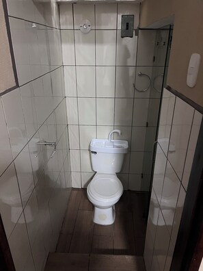 Serviettes fournies, savon, papier toilette