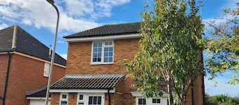 4 Bed House - Sleeps 8 - Parking - Garden - Wifi
