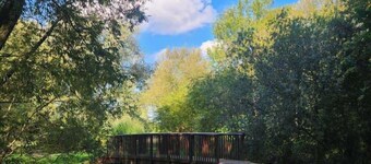 4 Bed House - Sleeps 8 - Parking - Garden - Wifi