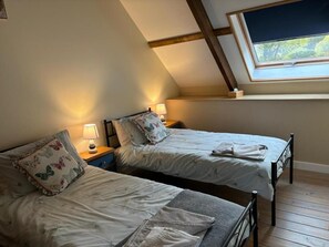 4 bedrooms, iron/ironing board, WiFi, bed sheets