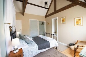 4 slaapkamers, een strijkplank/strijkijzer, wifi, beddengoed