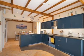 Fridge, microwave, oven, stovetop - Bulat-Pestivien Retreat with 4 spacious Bedrooms (Bulat-Pestivien)