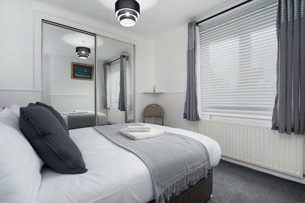 2 bedrooms, iron/ironing board, WiFi, bed sheets