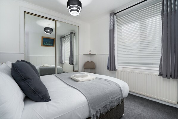 2 chambres, fer et planche à repasser, Wi-Fi, draps fournis