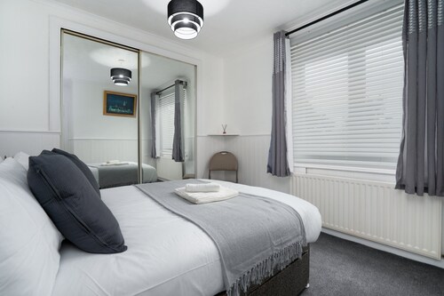 2-Bed Flat, Wishaw,  Free Parking, Family-Friendly