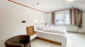 1 bedroom, WiFi, bed sheets - Comfortable and versatile room -perfect for relaxation, work and exchange (Winterberg)