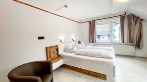 1 bedroom, WiFi, bed sheets - Comfortable and versatile room -perfect for relaxation, work and exchange (Winterberg)