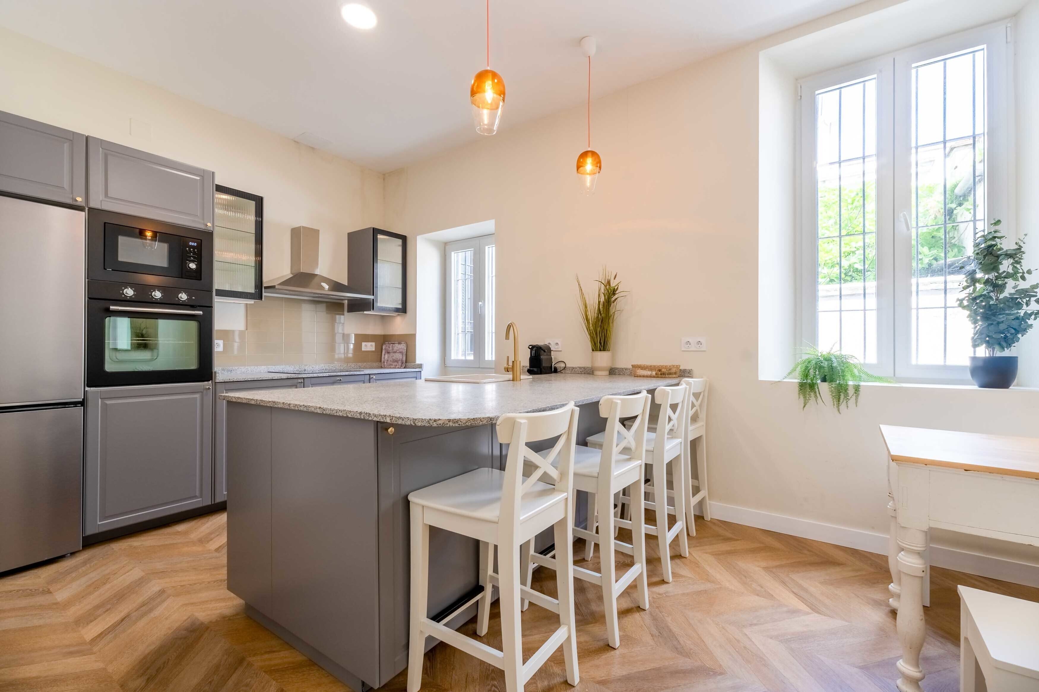 Een koelkast, een microgolfoven, een oven, een vaatwasser