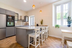 Réfrigérateur, micro-ondes, four, lave-vaisselle